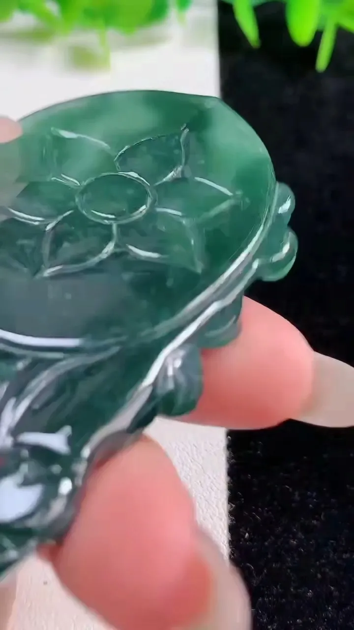 天然A货翡翠蓝水大势至菩萨吊坠，尺寸67-38-8，重:42.38g
10月20日