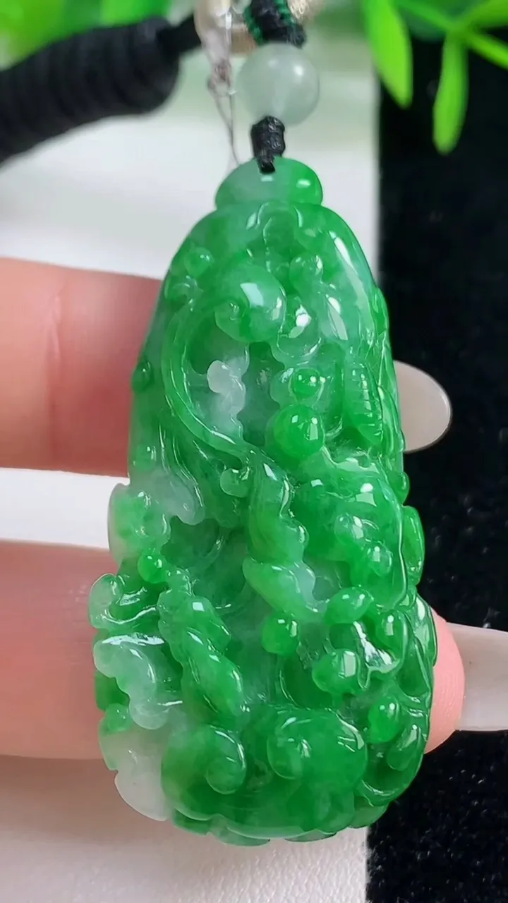 天然A货翡翠白菜吊坠，尺寸49.2-22.4-9.4，重量:20.00g
10月20日