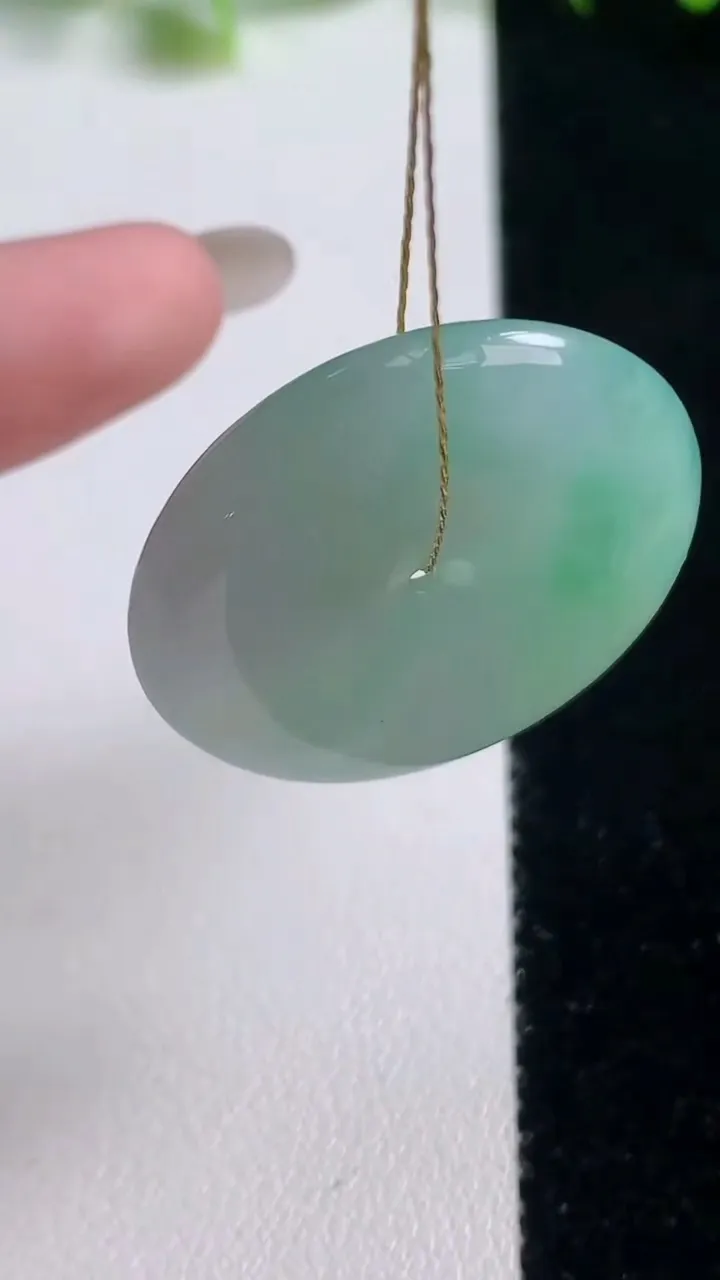 天然A货翡翠平安扣吊坠，尺寸28.2-5.4，重量:10.90g
10月20日