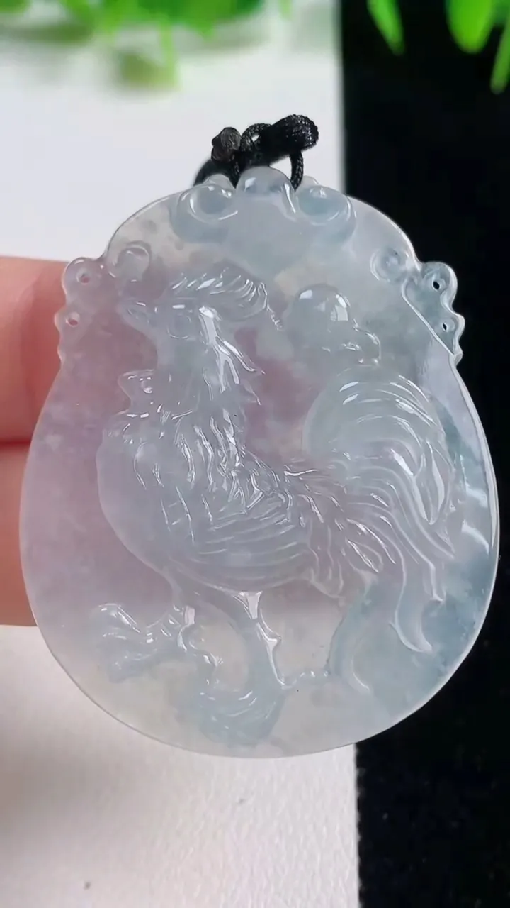 天然A货翡翠生肖鸡吊坠，尺寸45.6-37.3-5.6，重量:15.67g
10月20日