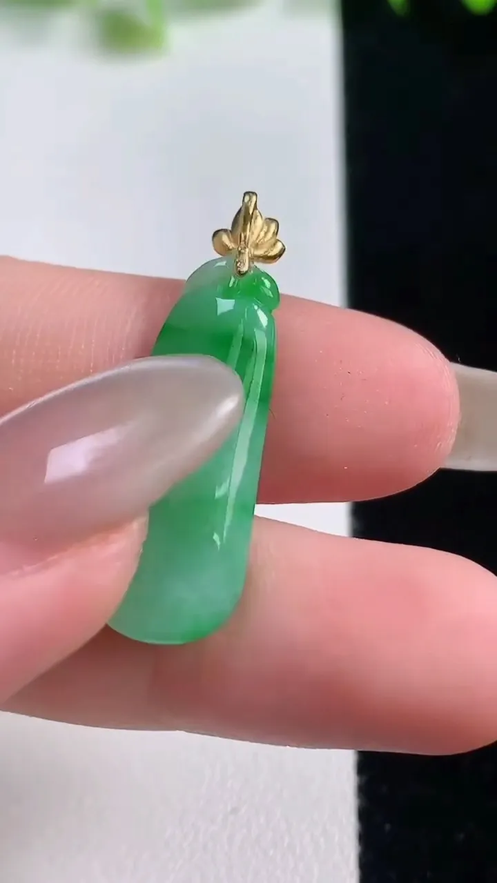 天然A货翡翠福瓜吊坠，尺寸23.6-10-4.6，重量:2.40g
10月20日