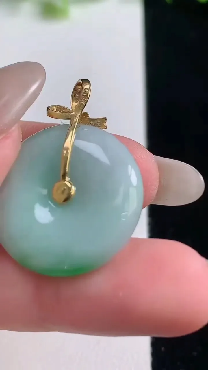 天然A货翡翠平安扣吊坠，尺寸22.6-5.6，重量:6.27g
10月20日