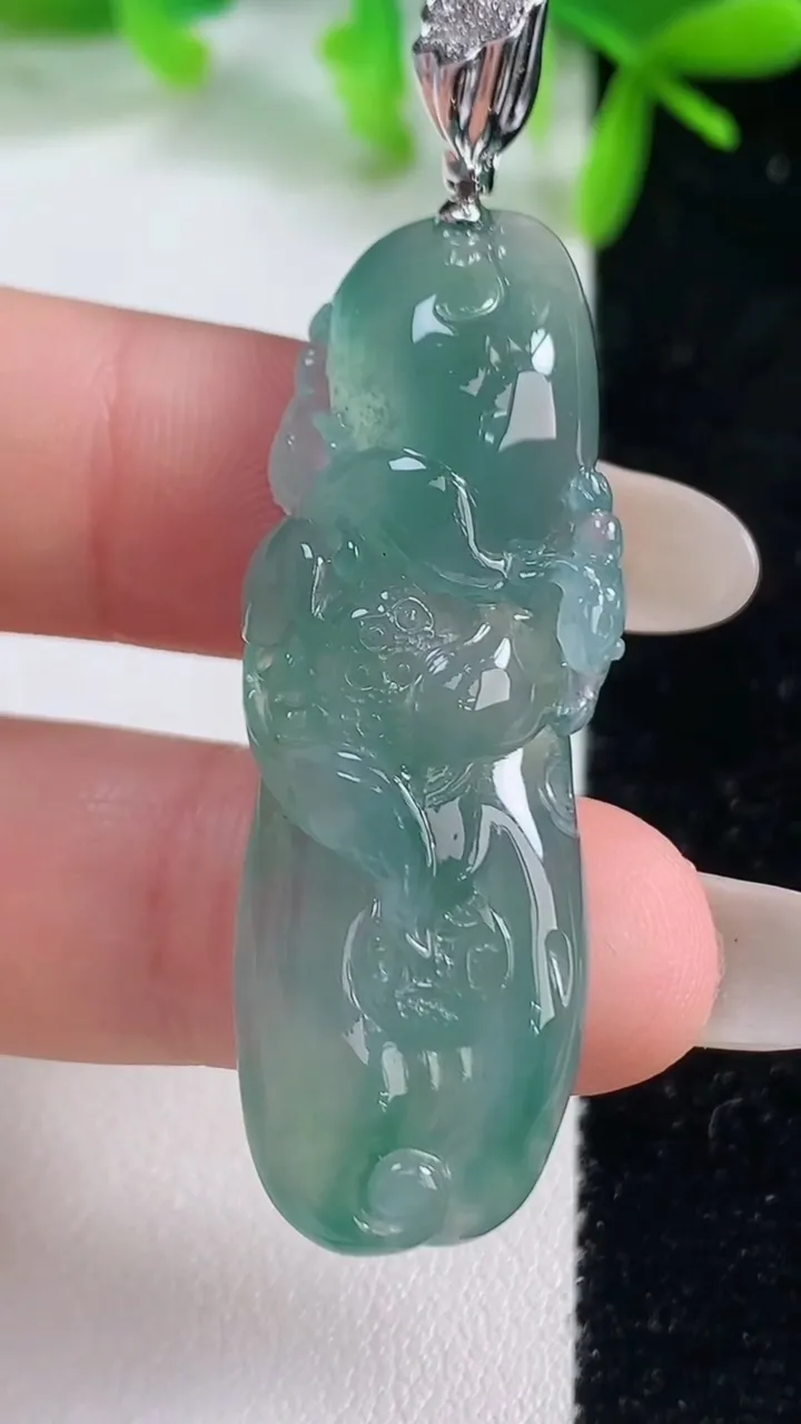 天然A货翡翠和和美美 呱呱来财吊坠，尺寸45.4-14.3-8.5，重量:11.87g
10月20日