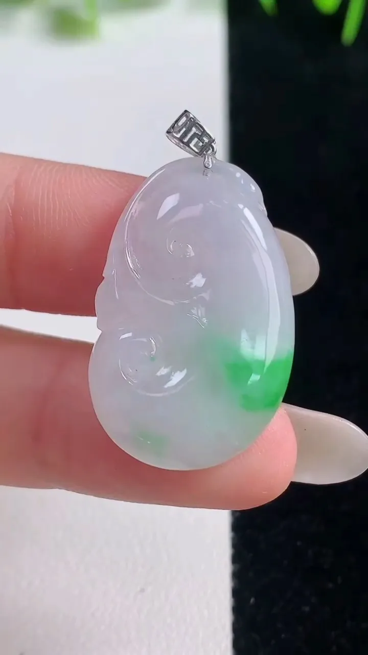 天然A货翡翠如意吊坠，尺寸29.5-18.8-4.3，重量:5.23g
10月20日