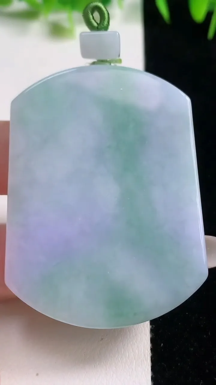 天然A货翡翠春带彩紫罗兰无事牌吊坠，尺寸54.3-41.2-6.5，重量:38.71g
10月20日
