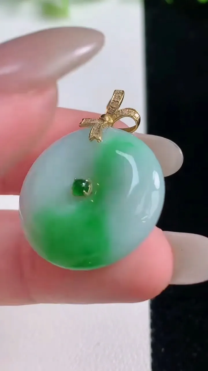天然A货翡翠平安扣吊坠，尺寸22.6-5.6，重量:6.27g
10月20日