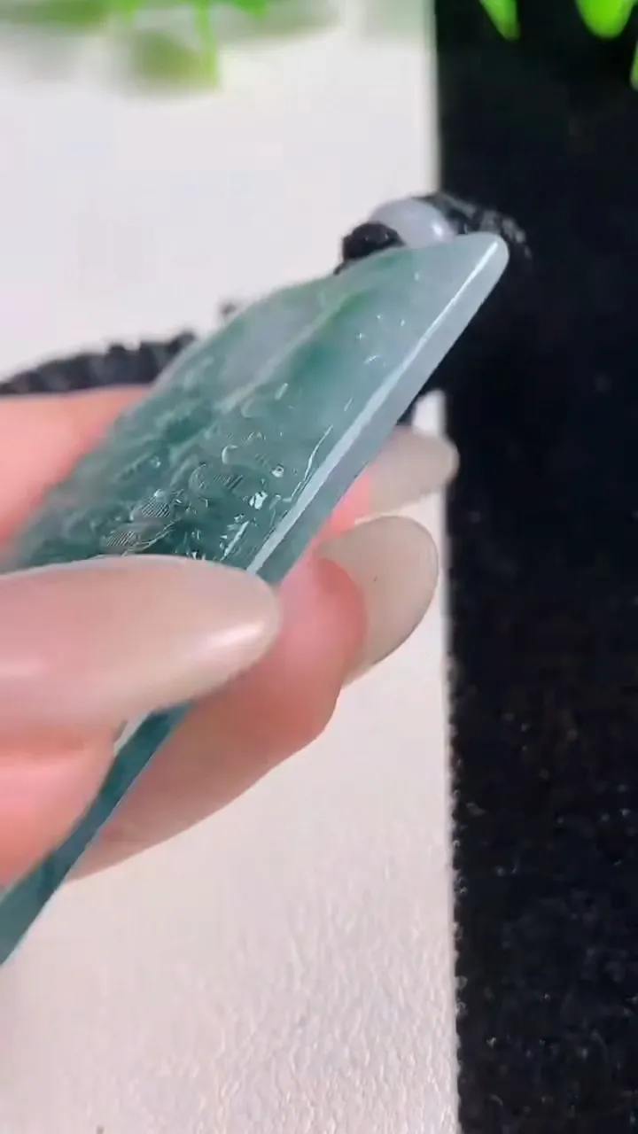 天然A货翡翠牌吊坠，尺寸52-34.8-6.9，重量:31.64g
10月20日