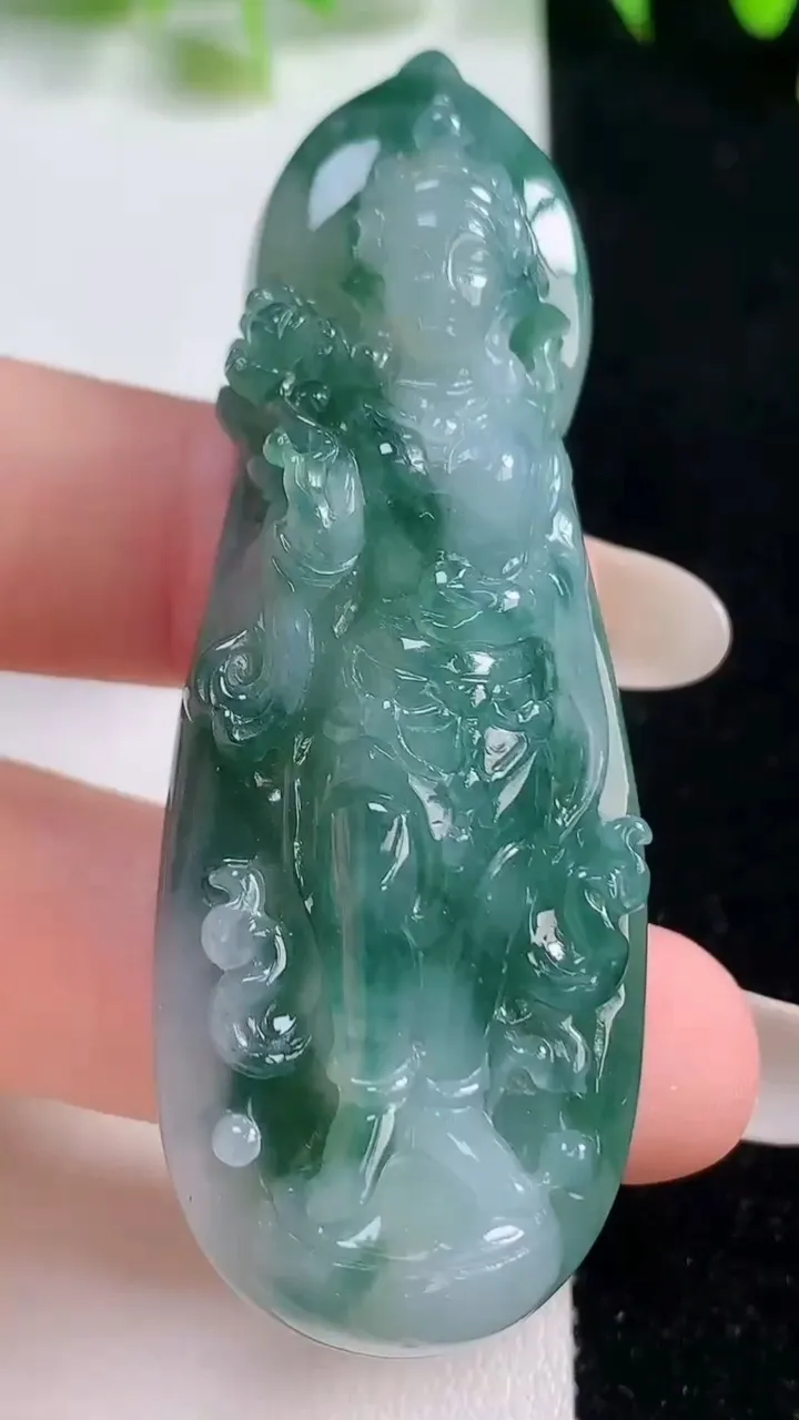 天然A货翡翠冰种飘花大势至菩萨吊坠，尺寸64.8-24-11.3，重量:32.48g
10月20日