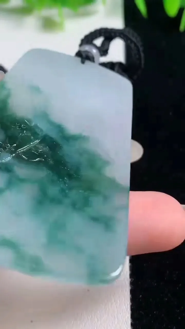 天然A货翡翠冰种飘花大势至菩萨吊坠，尺寸66.9-41.3-4.9，重量:35.55g
10月20日