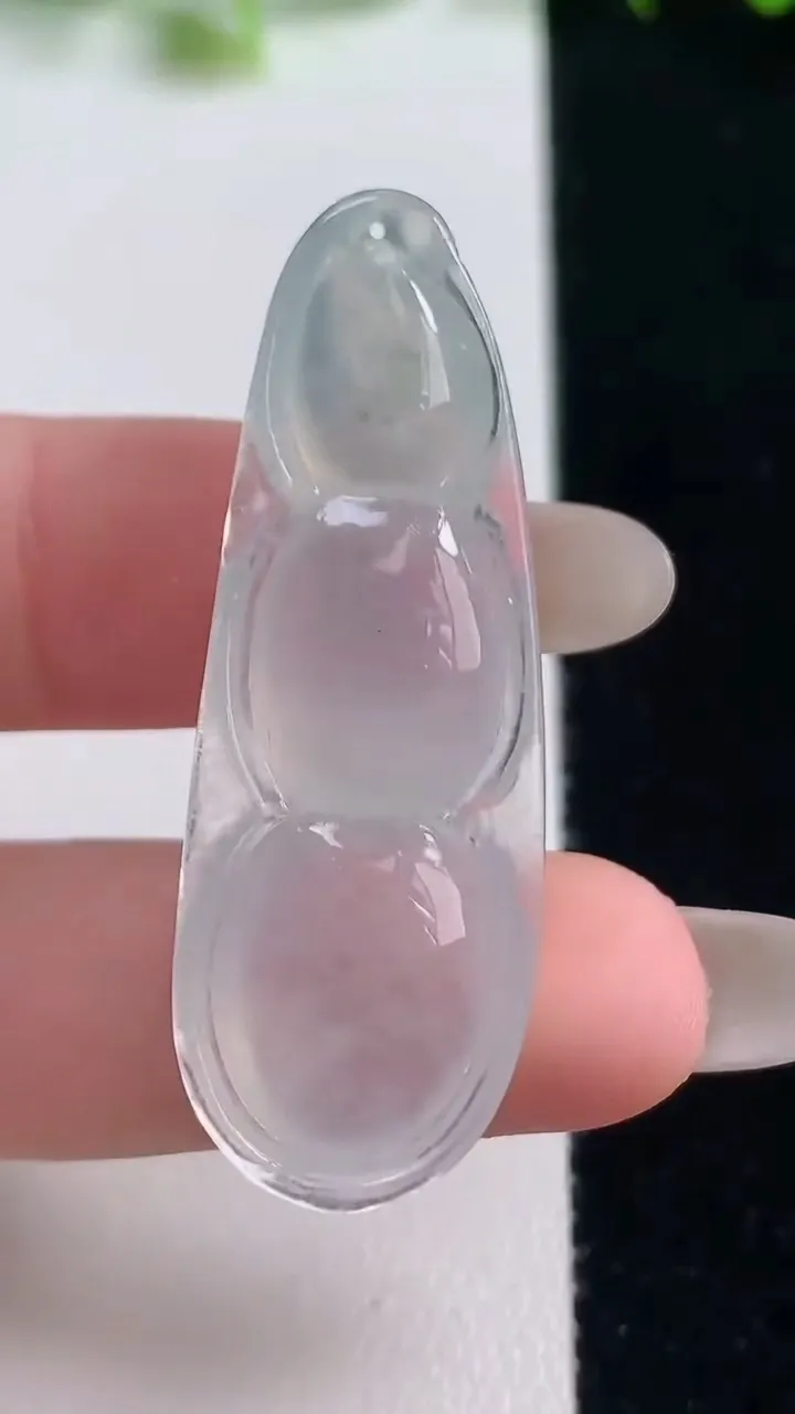 天然A货翡翠福豆吊坠，尺寸45-15.8-6.4，重量:7.28g
10月20日