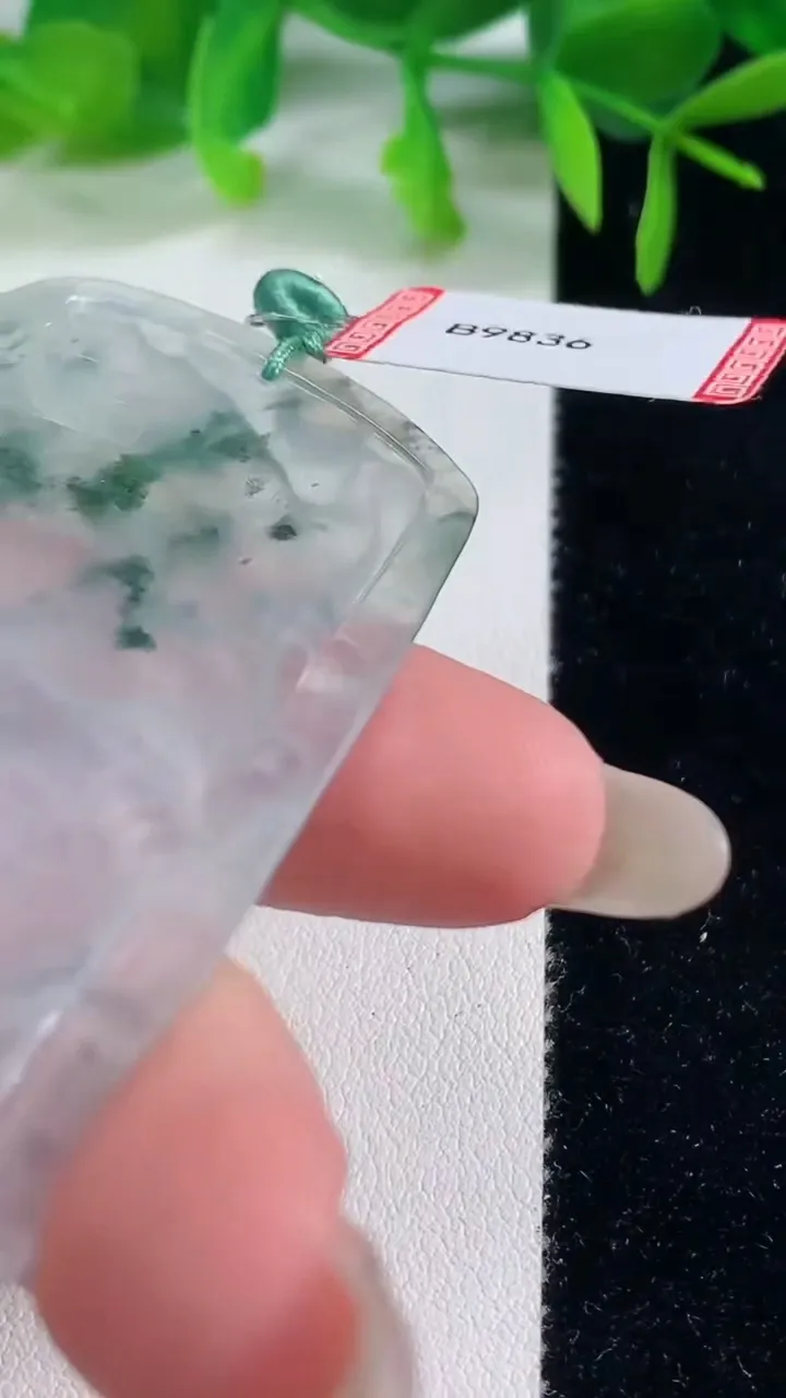 天然A货翡翠冰种飘花龙牌吊坠，尺寸66.2-40-5.4，重量:26.64g
10月20日