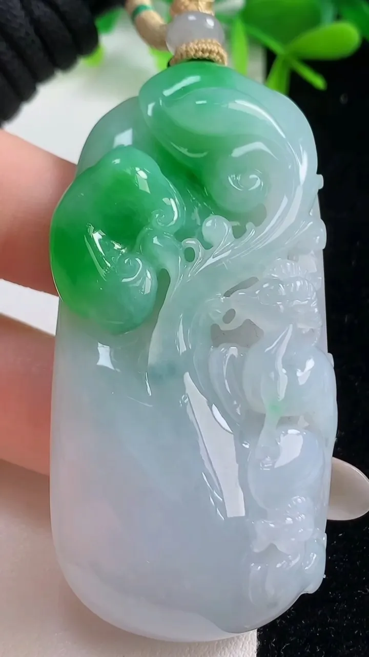 天然A货翡翠今非昔比 蜥蜴吊坠，尺寸64.6-31.4-12，重量:49.50g
10月20日