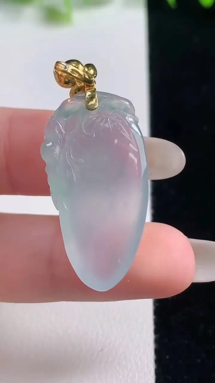 天然A货翡翠福瓜吊坠，尺寸31.5-16.3-6，重量:7.14g
10月20日