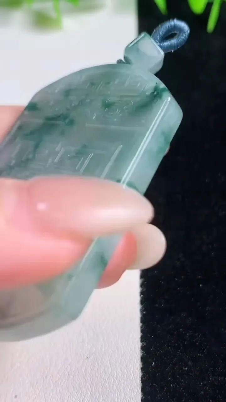 天然A货翡翠冰种飘花仿古无事牌吊坠，尺寸55-41.2-6，重量:35.70g
10月20日
