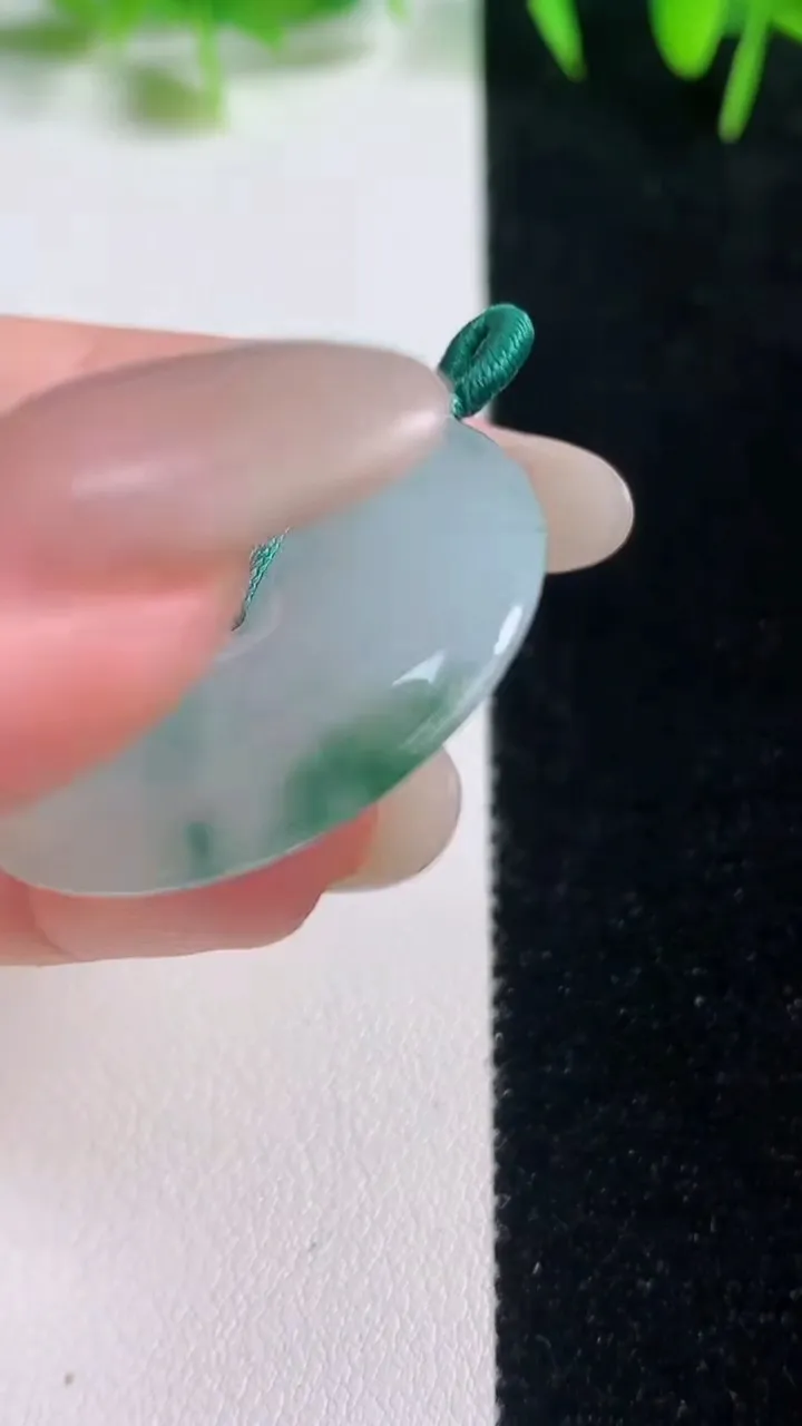 天然A货翡翠冰种飘花平安扣吊坠，尺寸30-5，重量:10.15g
10月20日