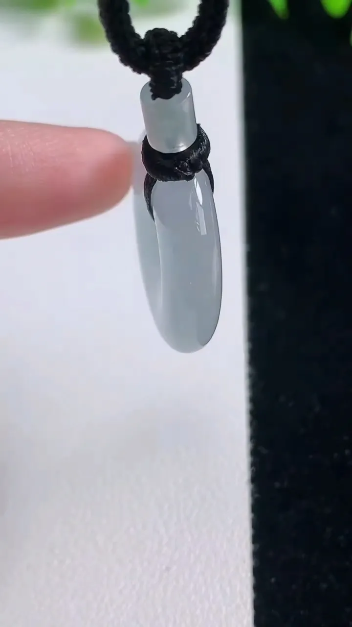 天然A货翡翠平安扣吊坠，尺寸25.4-6，重量:11.97g
10月20日