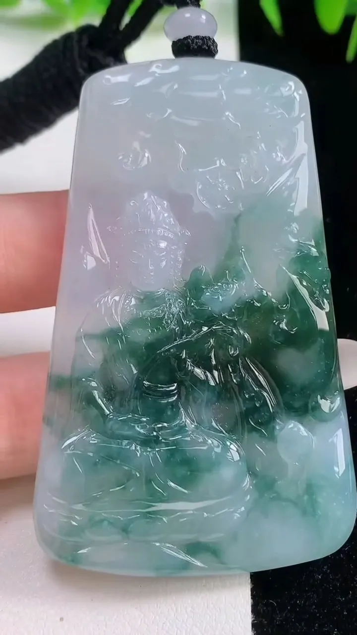 天然A货翡翠冰种飘花大势至菩萨吊坠，尺寸66.9-41.3-4.9，重量:35.55g
10月20日