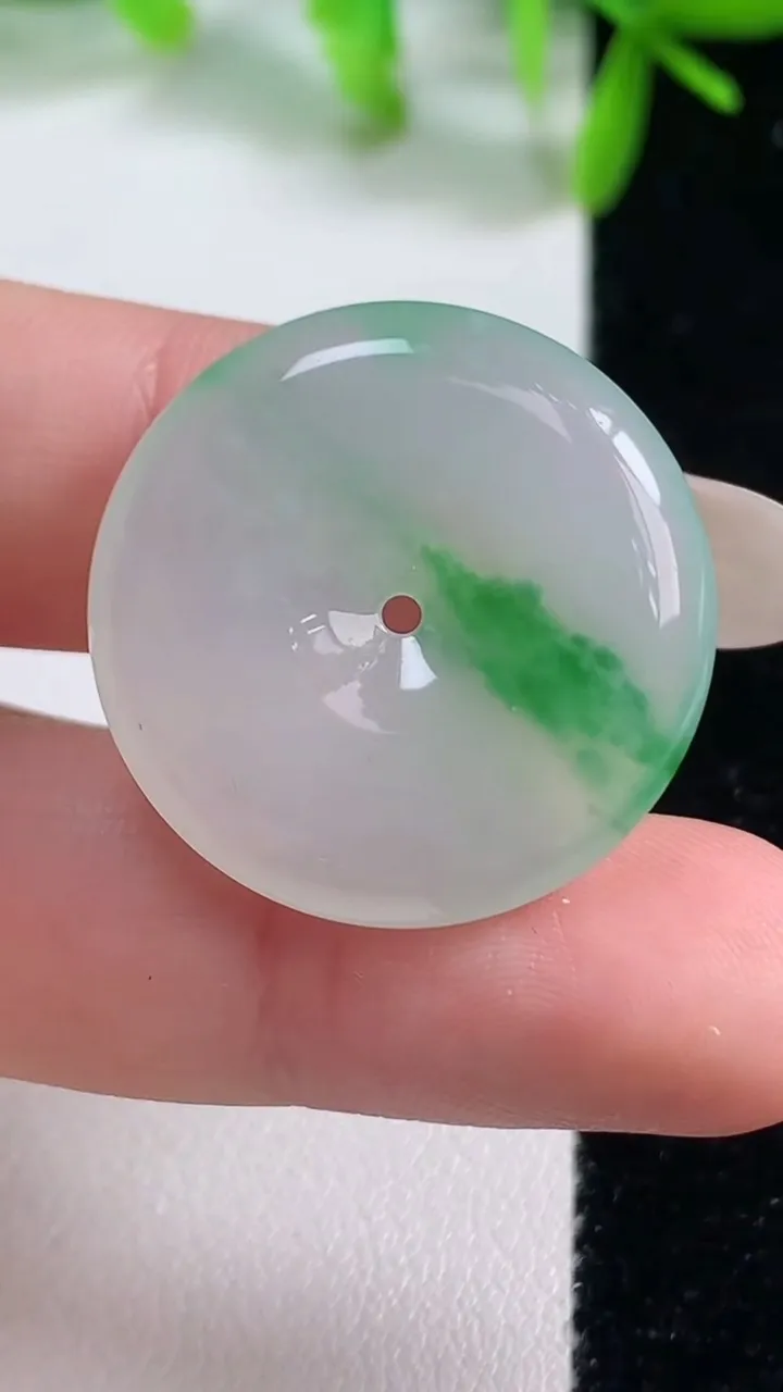 天然A货翡翠平安扣吊坠，尺寸25.6-5.2，重量:8.08g
10月20日