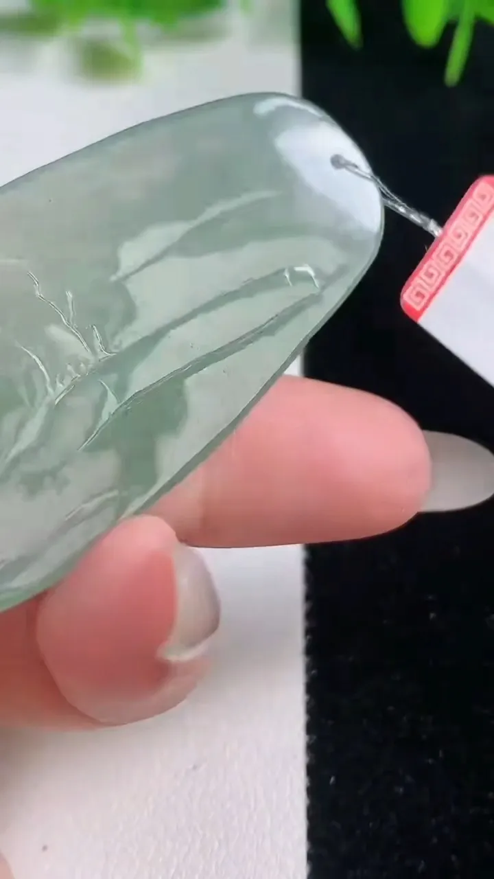 天然A货翡翠龙牌吊坠，尺寸55.5-25.8-7.5，重量:20.50g
10月20日