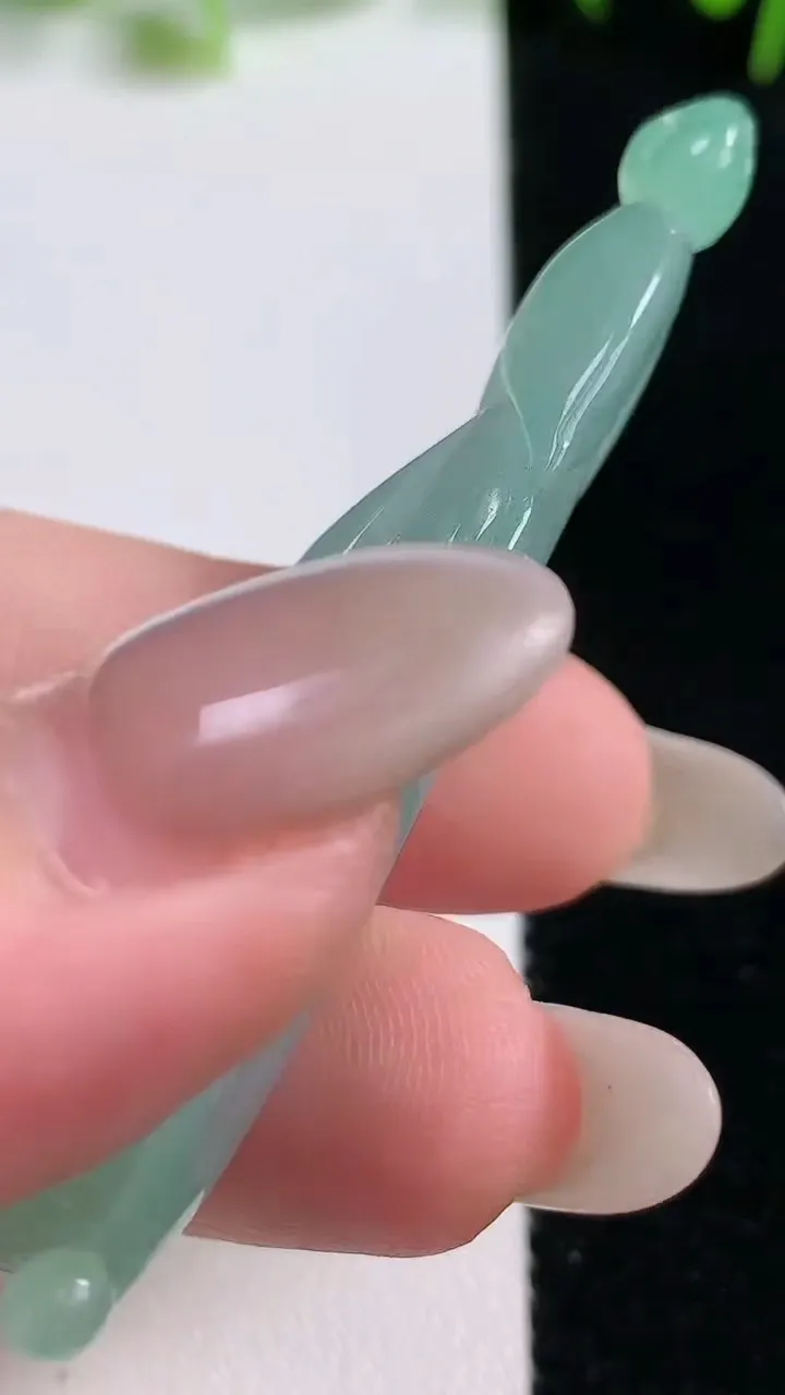 天然A货翡翠年年有余吊坠，尺寸60-20-11，重:15.58g
10月20日