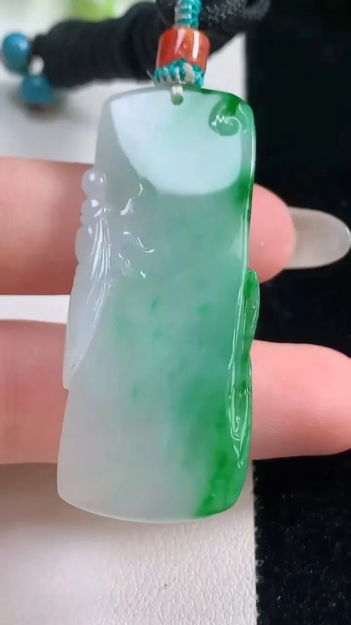 天然A货翡翠一鸣惊人吊坠，尺寸49-20.2-9.1，重量:20.50g
10月20日