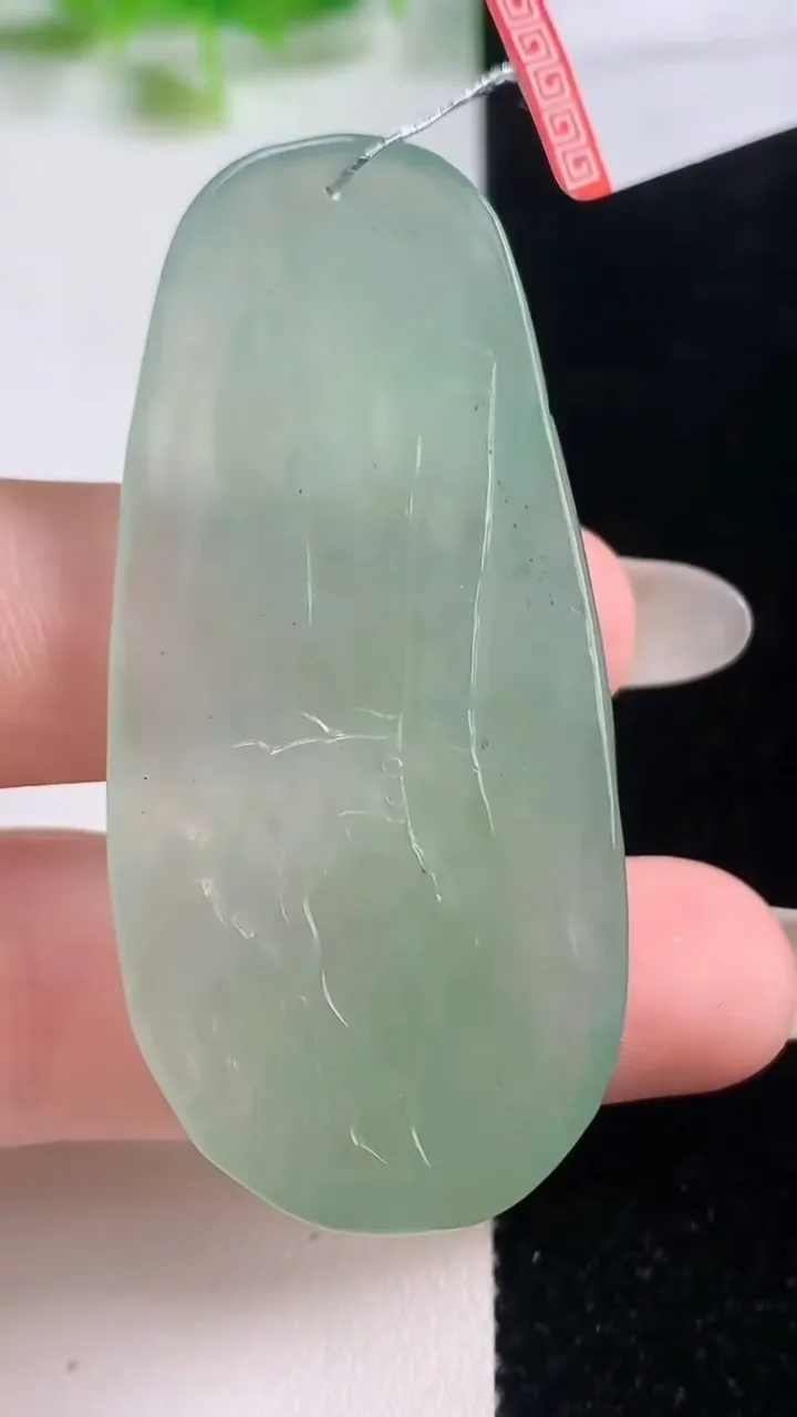天然A货翡翠龙牌吊坠，尺寸55.5-25.8-7.5，重量:20.50g
10月20日