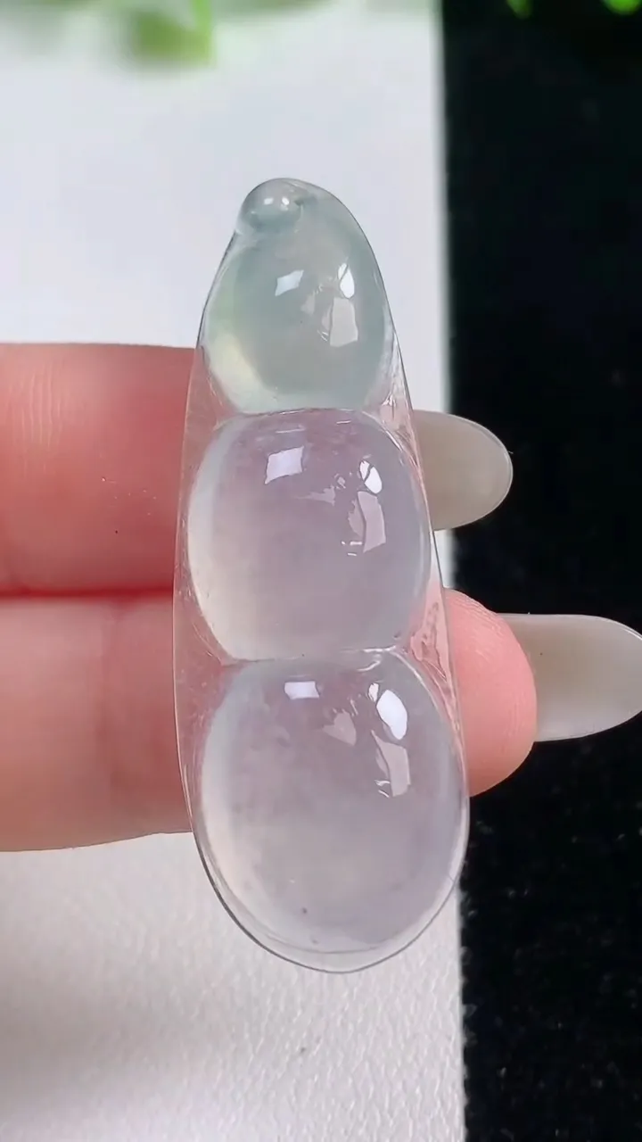 天然A货翡翠福豆吊坠，尺寸45-15.8-6.4，重量:7.28g
10月20日