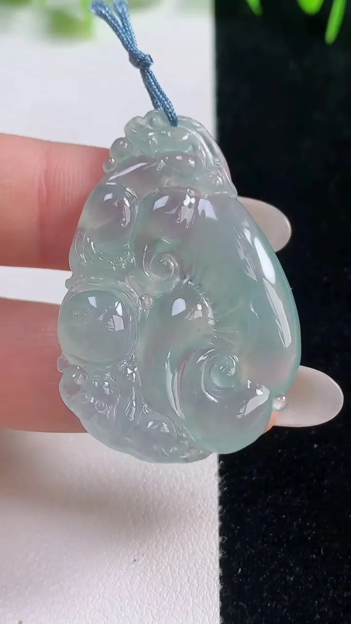 天然A货翡翠今非昔比 蜥蜴吊坠，尺寸40.8-27.7-5.1，重量:8.18g
10月20日
