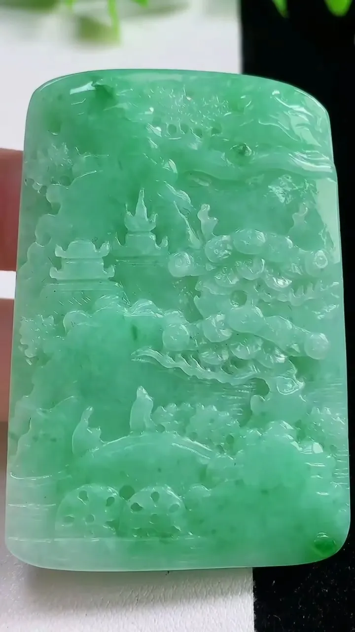 天然A货翡翠山水牌吊坠，尺寸60-41.5-4.8，重量:33.07g
10月20日