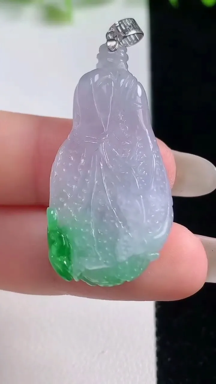 天然A货翡翠白菜吊坠，尺寸37.5-19-9.3，重量:9.83g
10月20日