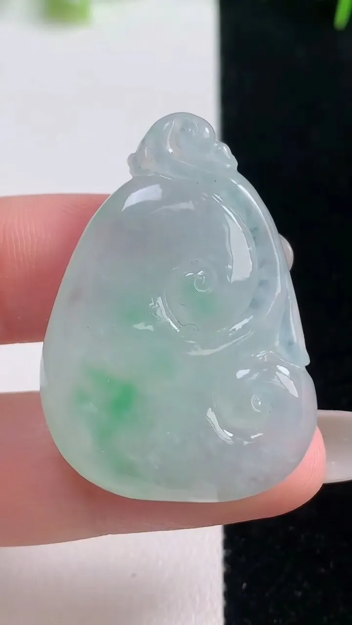 天然A货翡翠如意吊坠，尺寸38-27.1-6.3，重量:11.34g
10月20日