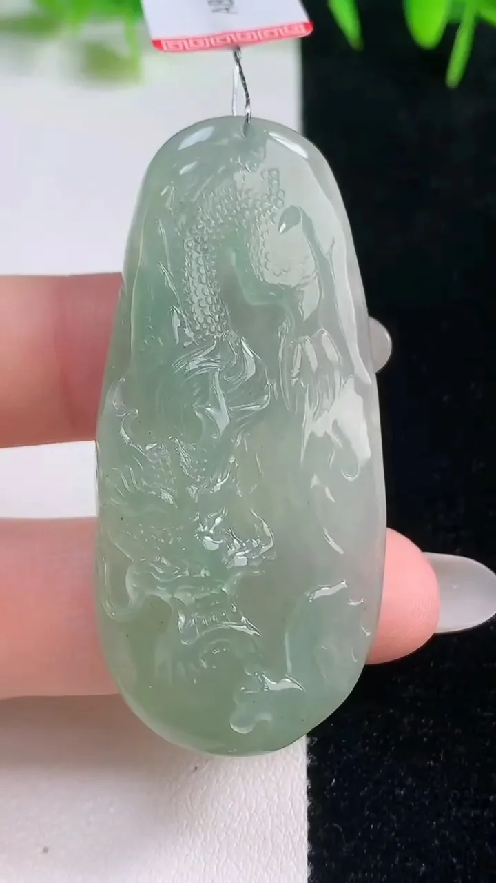 天然A货翡翠龙牌吊坠，尺寸55.5-25.8-7.5，重量:20.50g
10月20日
