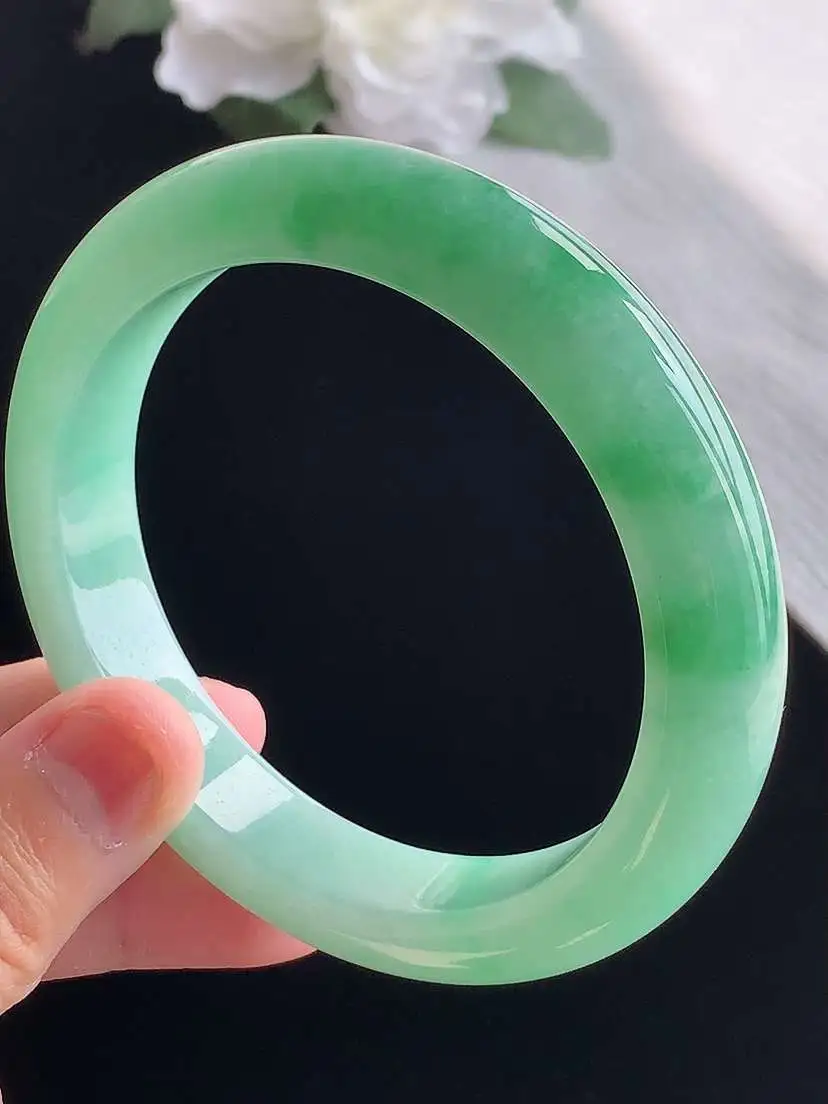 a货翡翠老坑冰种满绿正装正圈手镯60-61大圈口  尺寸60×12.2×8.8mm 重量70.70g 1019