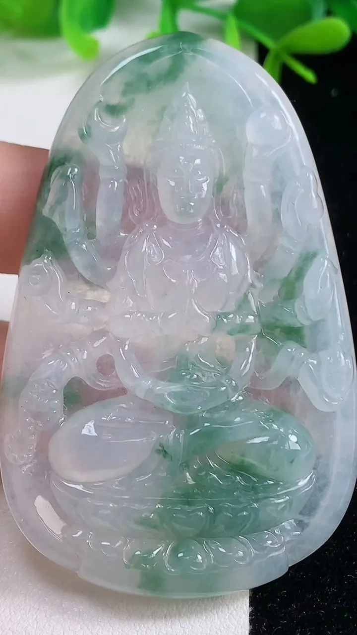 天然A货翡翠种飘花千手观音吊坠，尺寸66.6-43-6.6，重量:30.50g
10月20日