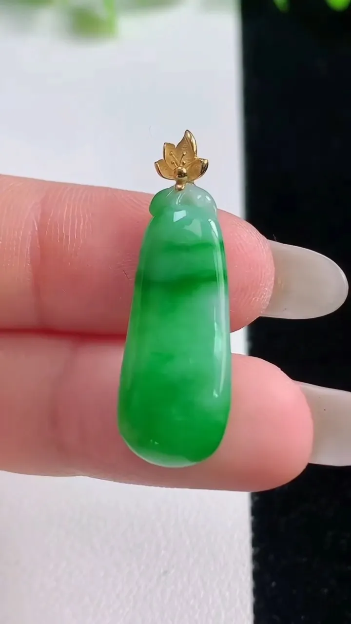 天然A货翡翠福瓜吊坠，尺寸23.6-10-4.6，重量:2.40g
10月20日