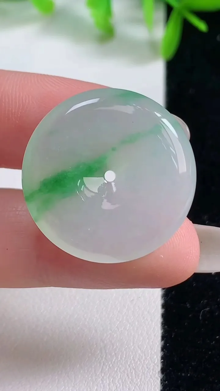 天然A货翡翠平安扣吊坠，尺寸25.6-5.2，重量:8.08g
10月20日