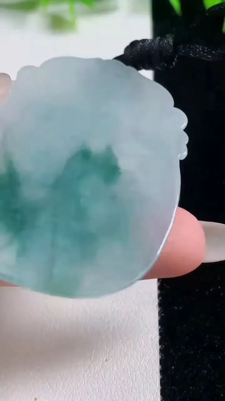 天然A货翡翠冰种飘花生肖羊吊坠，尺寸51.4-38.4-5.5，重量:20.55g
10月20日