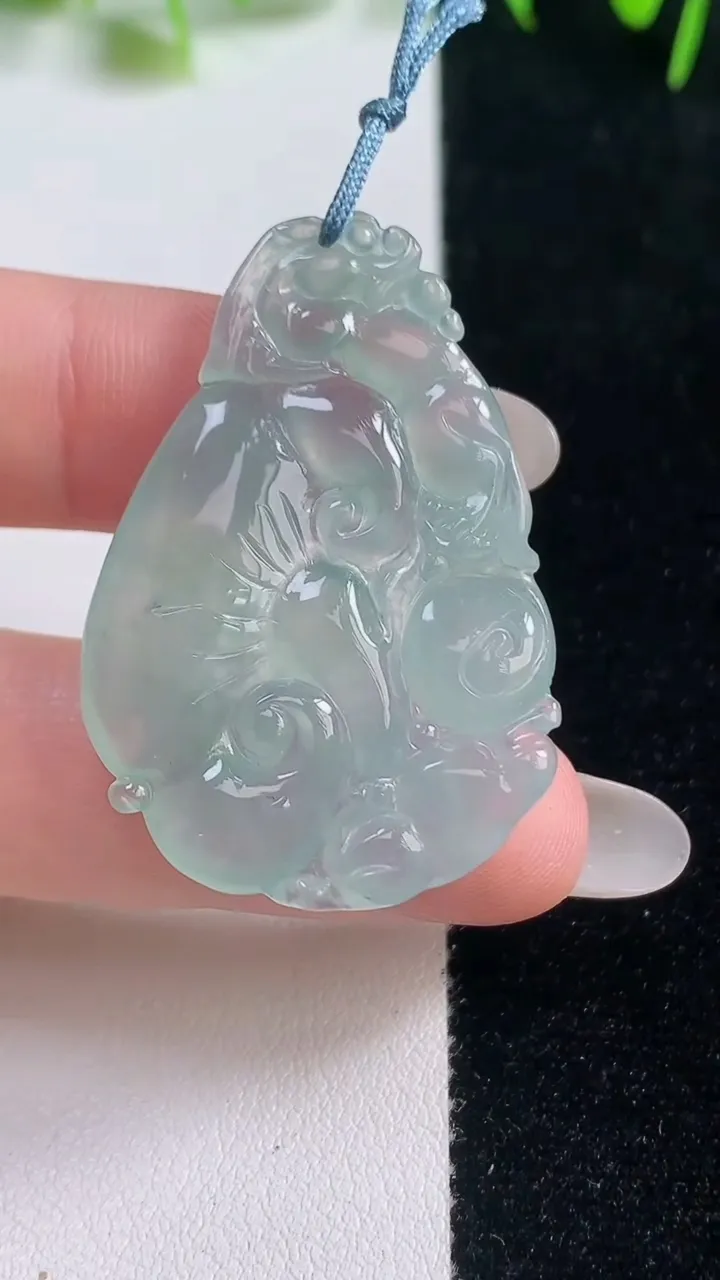 天然A货翡翠今非昔比 蜥蜴吊坠，尺寸40.8-27.7-5.1，重量:8.18g
10月20日