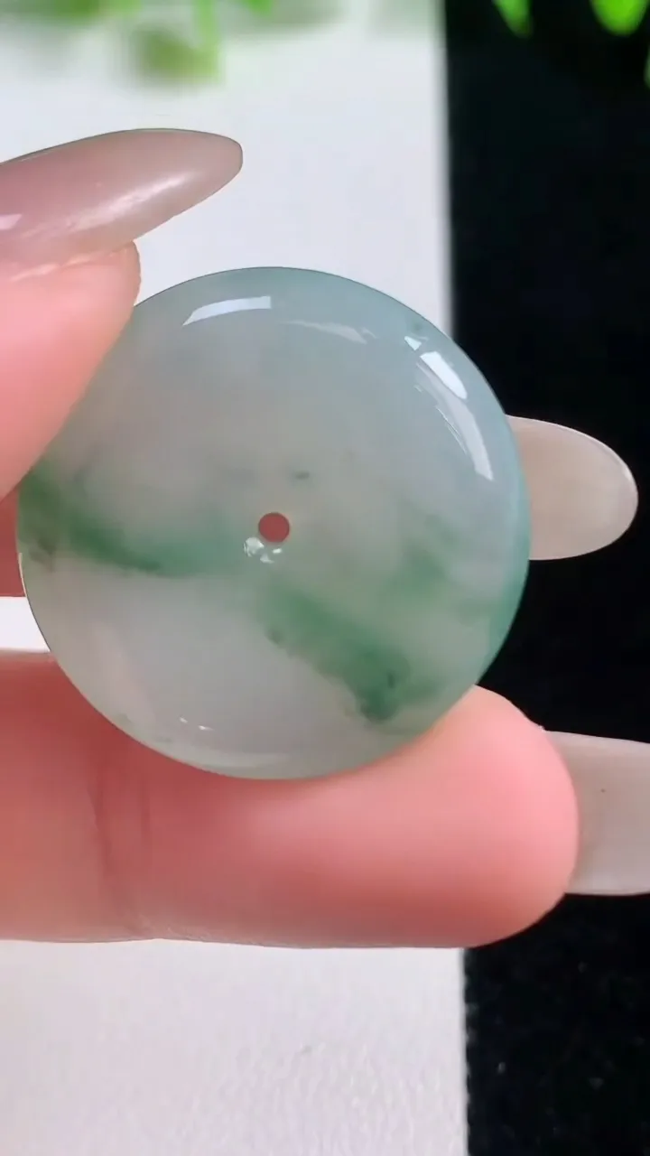天然A货翡翠平安扣吊坠，尺寸25-5.3，重量:7.15g
10月20日