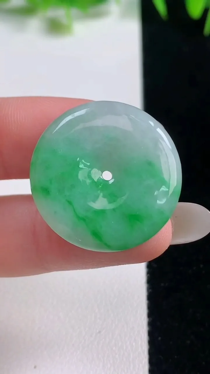 天然A货翡翠平安扣吊坠，尺寸25.3-3.8，重量:6.31g
10月20日