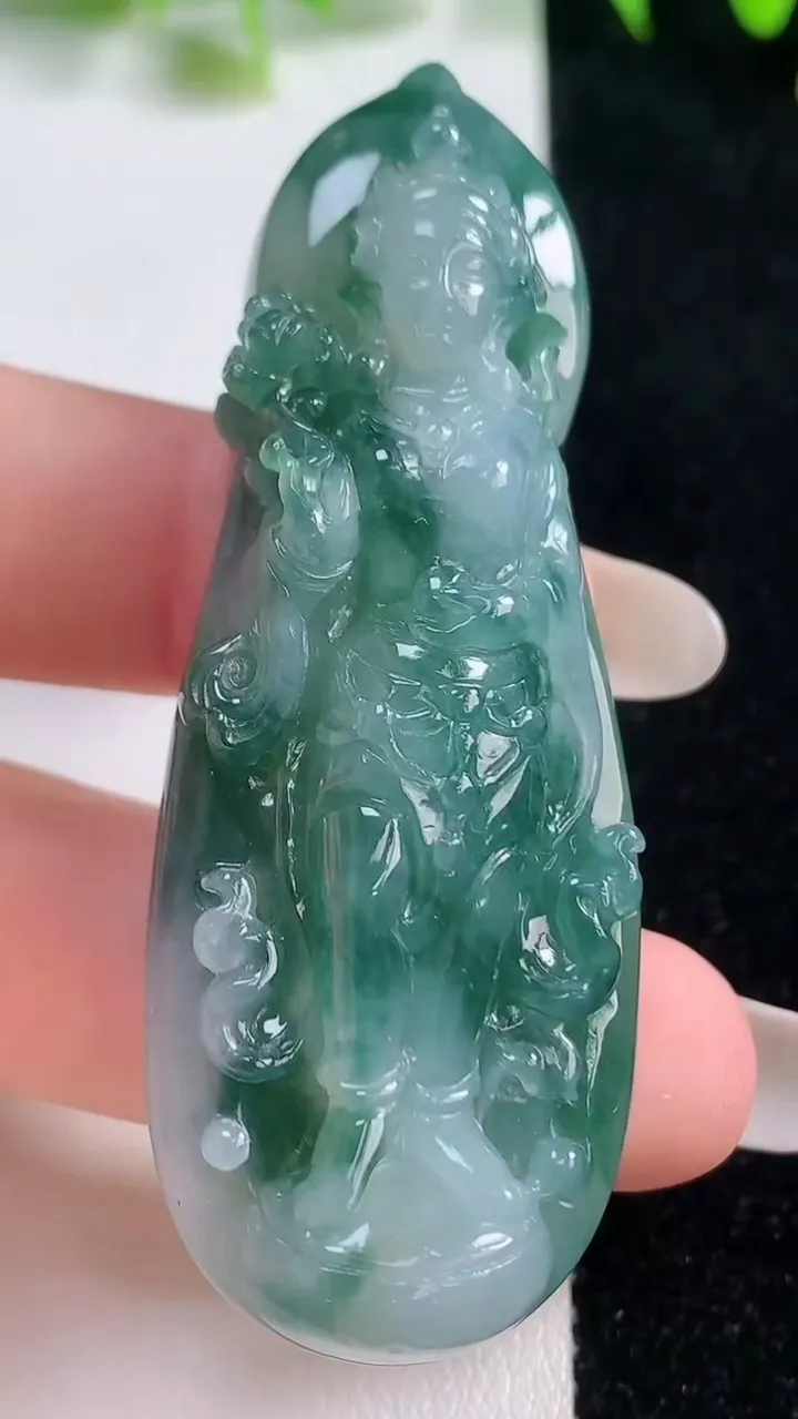 天然A货翡翠冰种飘花大势至菩萨吊坠，尺寸64.8-24-11.3，重量:32.48g
10月20日