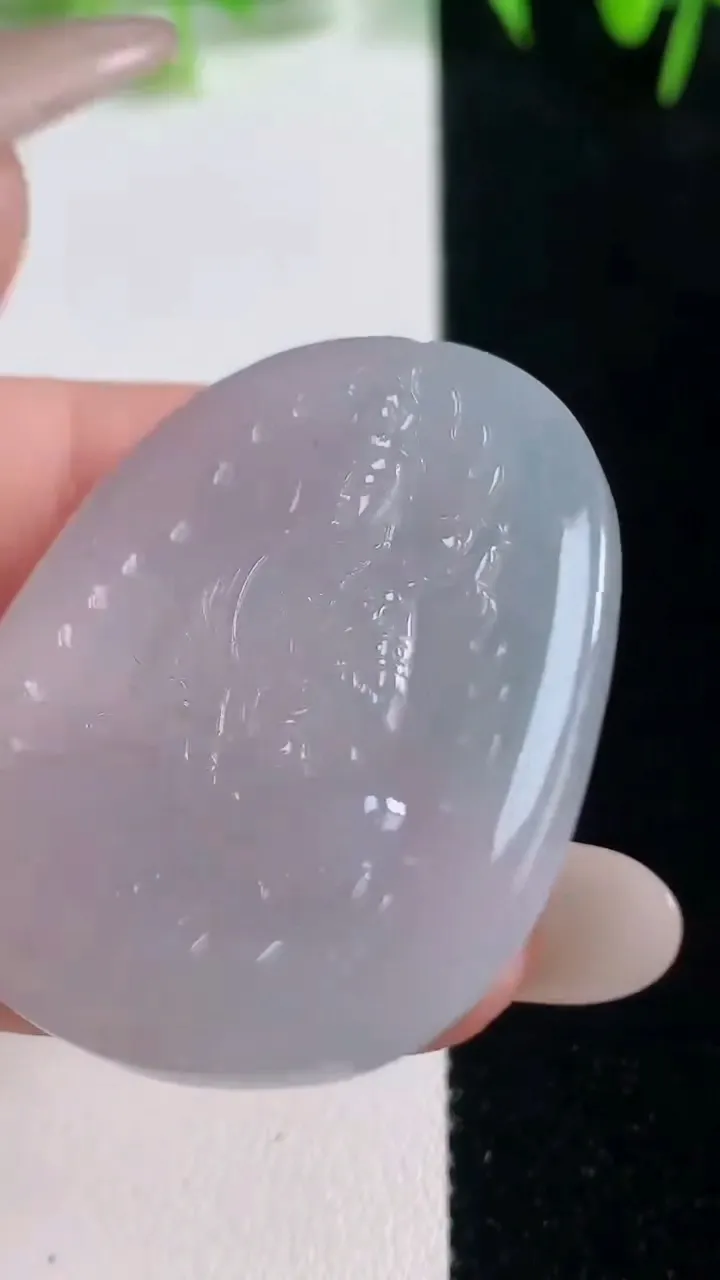 天然A货翡翠大势至菩萨吊坠，尺寸40.2-34.4-4.5，重量:13.56g
10月20日