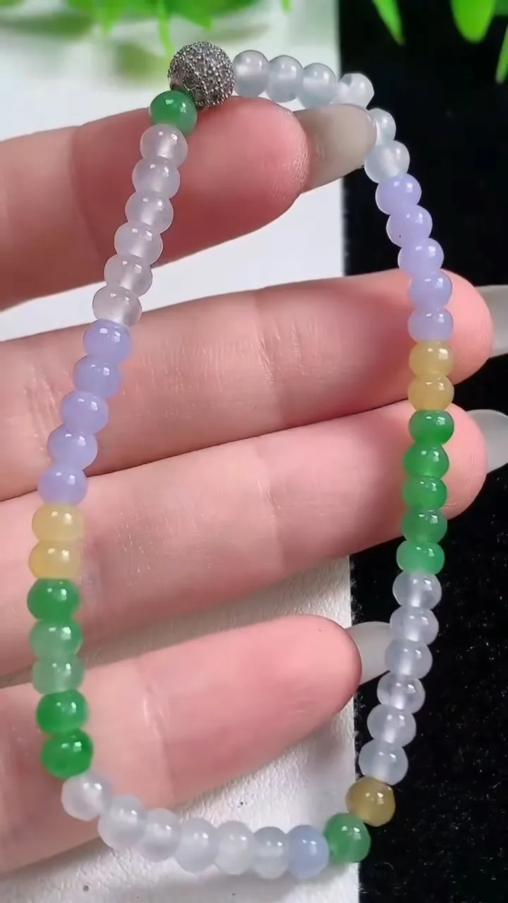 天然A货翡翠种三彩算盘珠手串，尺寸4.3-3-52颗，重量:7.06g10月20日
工厂直销收藏佳品,种好水足，色泽均匀，有种有色，上手高大气！