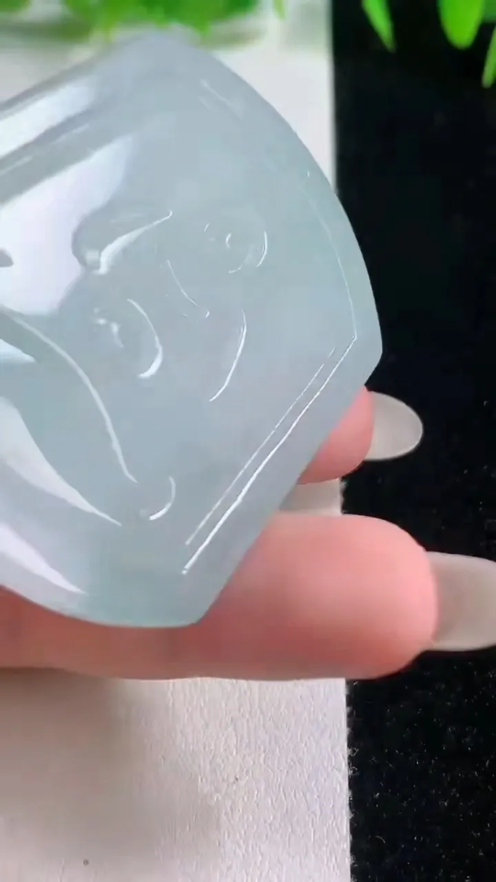 天然A货翡翠不动明王吊坠，尺寸53.9-42.9-5.3，重量:27.70g
10月20日