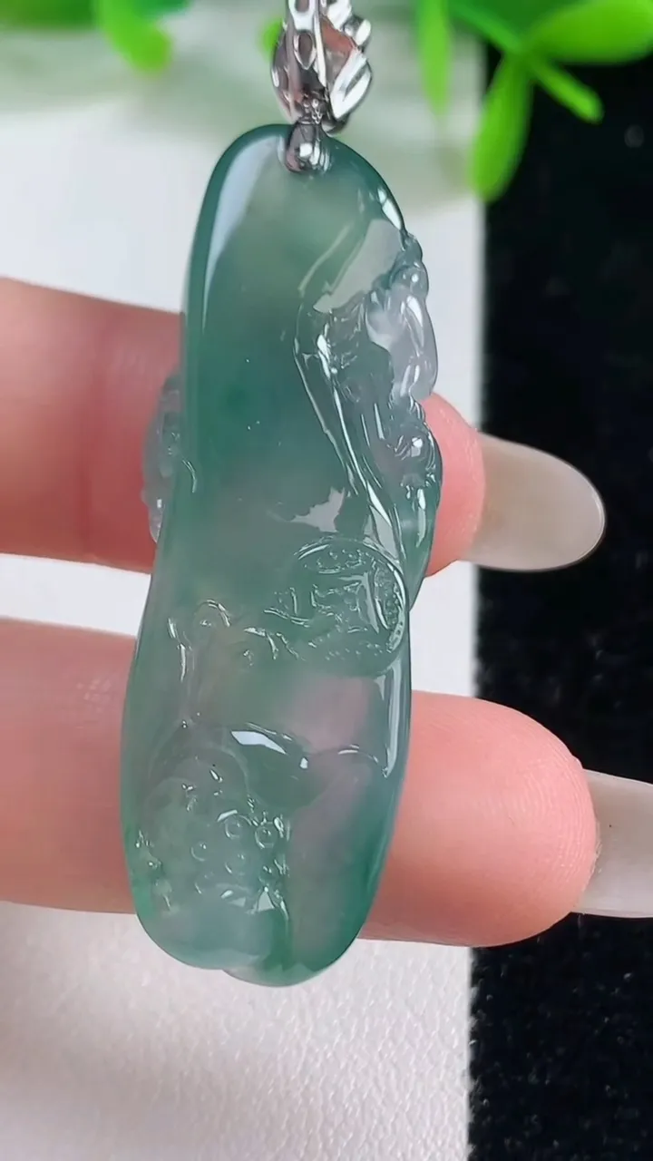 天然A货翡翠和和美美 呱呱来财吊坠，尺寸45.4-14.3-8.5，重量:11.87g
10月20日