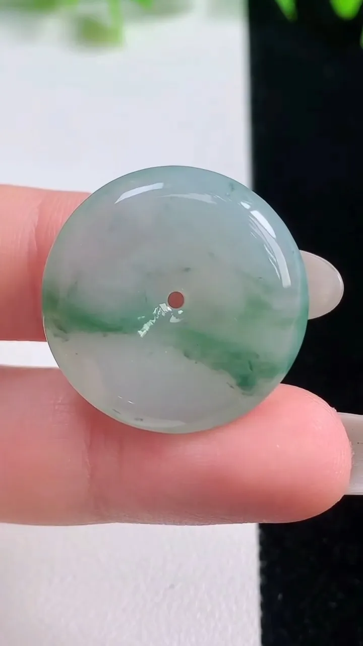 天然A货翡翠平安扣吊坠，尺寸25-5.3，重量:7.15g
10月20日