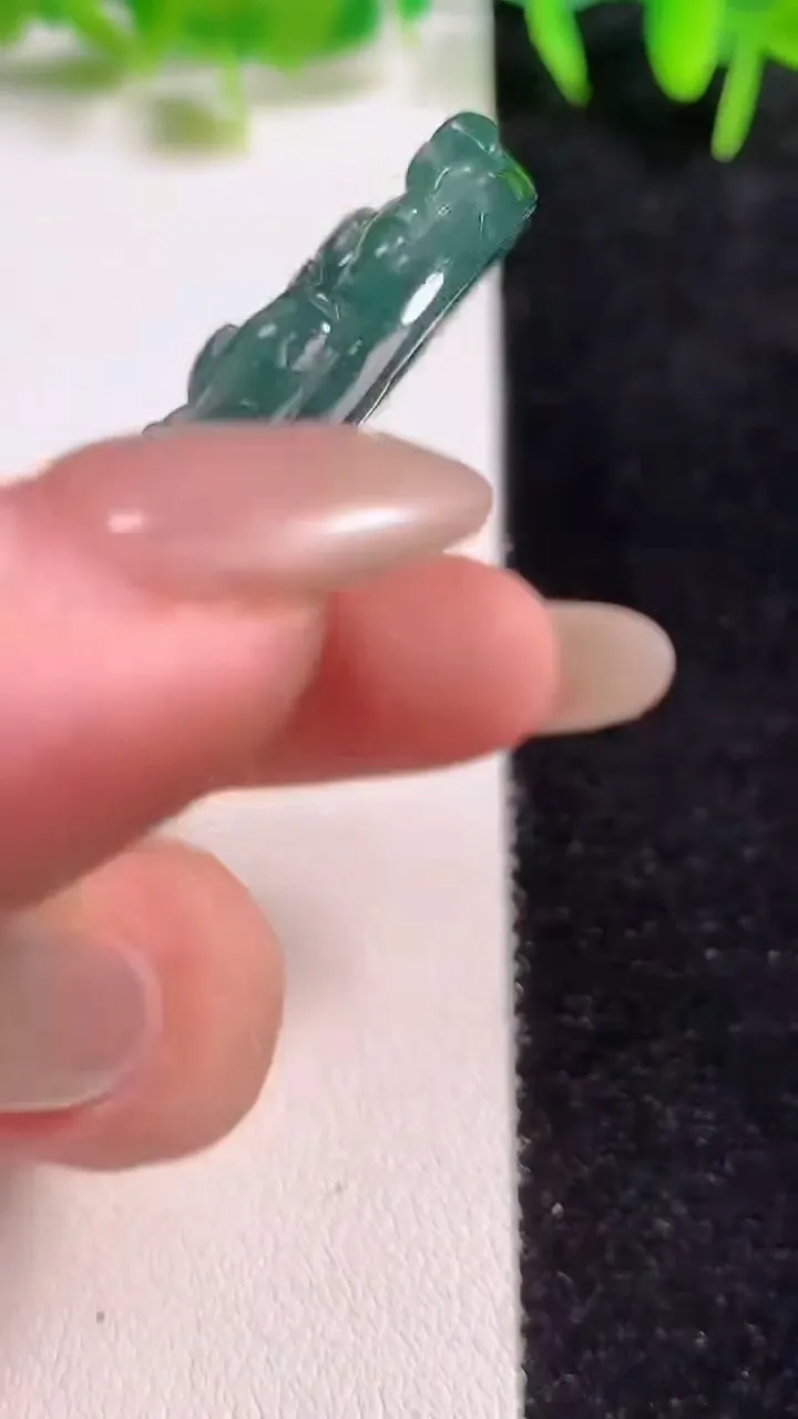天然A货翡翠蓝水大势至菩萨吊坠，尺寸67-38-8，重:42.38g
10月20日