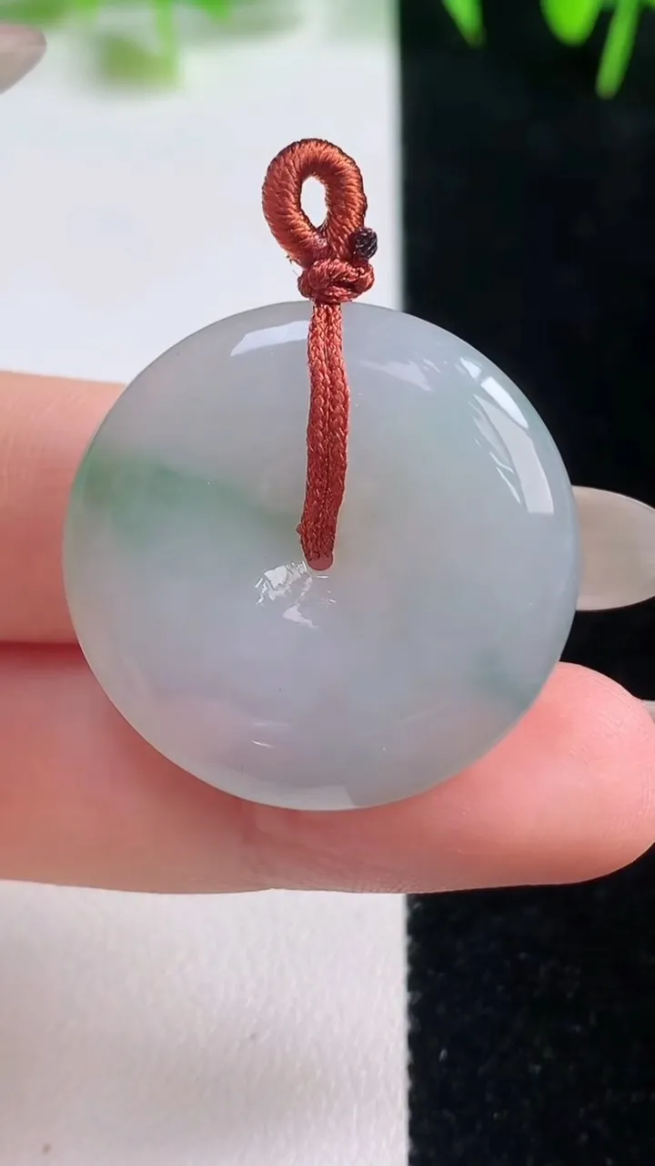 天然A货翡翠平安扣吊坠，尺寸28.6-6，重量:10.48g
10月20日