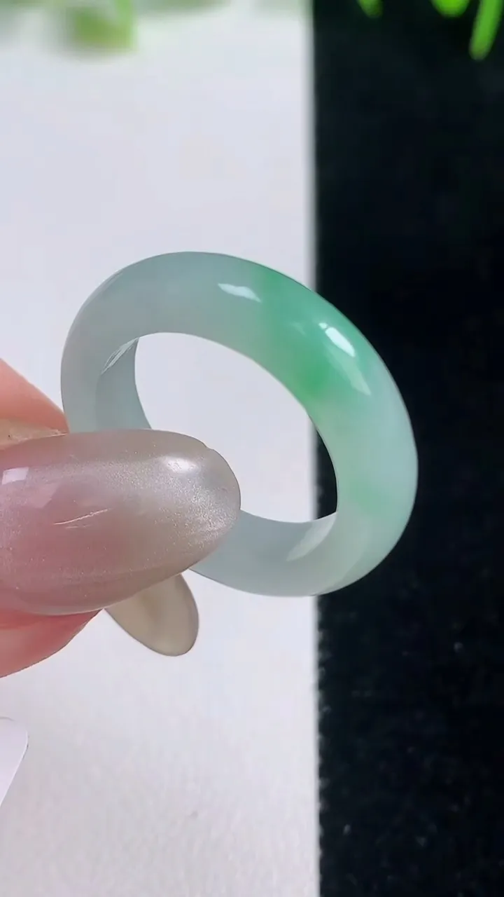 天然A货翡翠指环戒指，尺寸18-5.1-3.7，重量:4.10g2025年10月20日
工厂直销收藏佳品,种好水足，色泽均匀，有种有色，上手高大气！