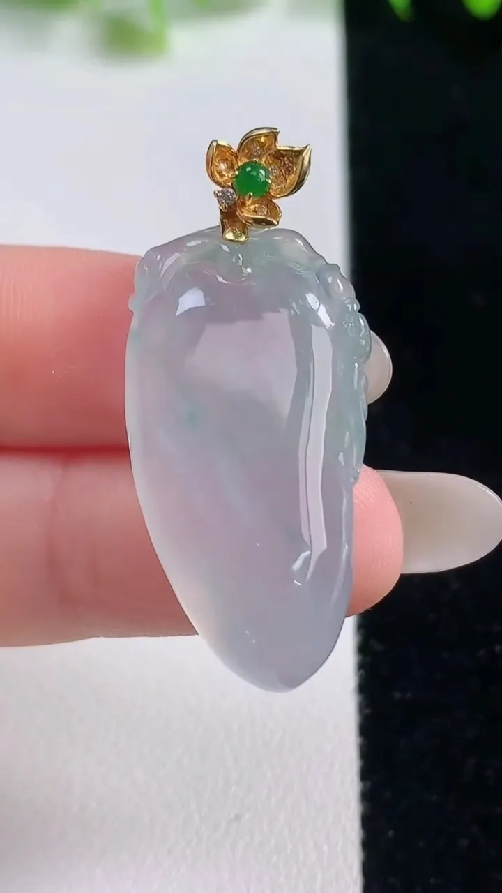 天然A货翡翠福瓜吊坠，尺寸31.5-16.3-6，重量:7.14g
10月20日